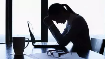 silhouette of stressed businesswoman in the office AKPYDMBT2VDV3GOP3XZNV6DYWM - Lebih dari Setengah Pekerja di Selandia Baru Mengalami Burnout Berat: Apa yang Harus Dilakukan?