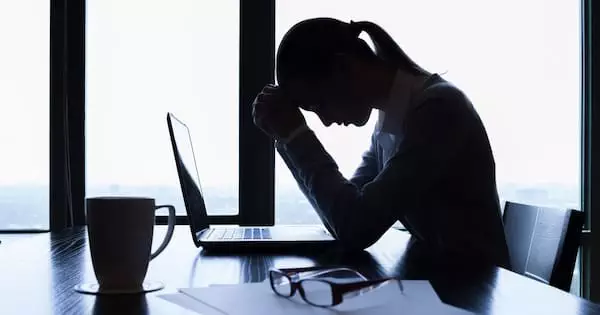 silhouette of stressed businesswoman in the office AKPYDMBT2VDV3GOP3XZNV6DYWM - Lebih dari Setengah Pekerja di Selandia Baru Mengalami Burnout Berat: Apa yang Harus Dilakukan?