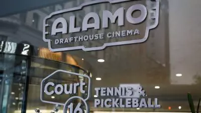 Sony Pictures Mengakuisisi Alamo Drafthouse sebagai Tindakan Penyelamat untuk Rantai Bioskop.