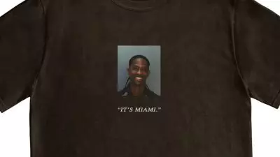 21TRAVIS SCOTT MUGSHOT 01 qkwb facebookJumbo - Travis Scott Rilis Kaos Mug Shot Setelah Ditangkap di Miami