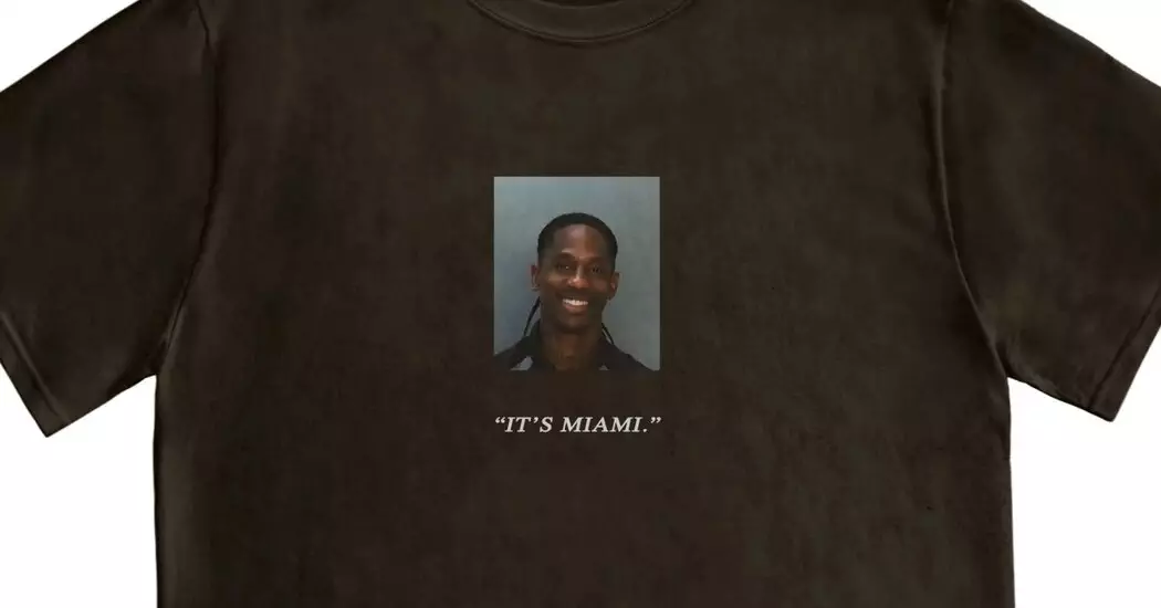 21TRAVIS SCOTT MUGSHOT 01 qkwb facebookJumbo - Travis Scott Rilis Kaos Mug Shot Setelah Ditangkap di Miami