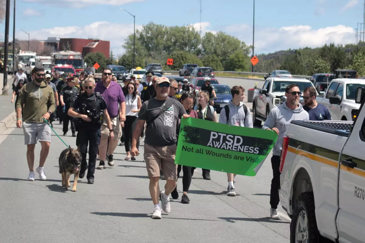 270626 tc ptsd walk 1.JPGw1200h800modecrop - Mengapa Berjalan dapat Membantu Mengatasi PTSD dan Berbicara Terbuka: Jangan Menahan Diri Sendiri