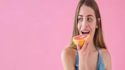 Freepik eating fruits nutrition health 6 1 - Tips Konsumsi Buah yang Tepat untuk Kesehatan Terbaik! Temukan Informasi Lengkap di TheHealthSite.com - TheHealthSite