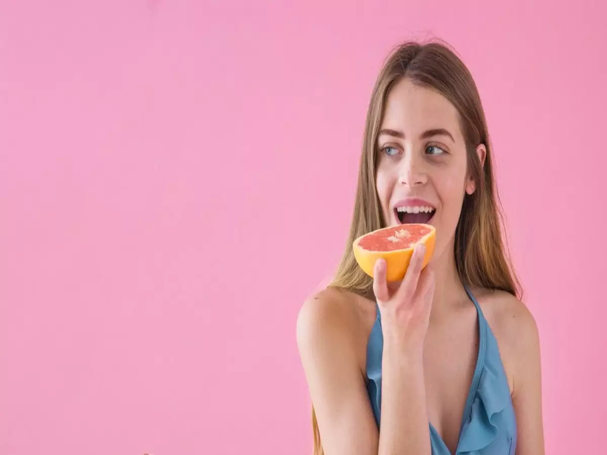 Freepik eating fruits nutrition health 6 1 - Tips Konsumsi Buah yang Tepat untuk Kesehatan Terbaik! Temukan Informasi Lengkap di TheHealthSite.com - TheHealthSite