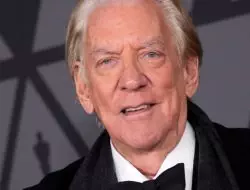 Ini Dia Donald Sutherland, Aktor Terkenal yang Berperan di “M*A*S*H,” “Hunger Games,” dan Berbagai Film Populer, Meninggal pada Usia 88 Tahun