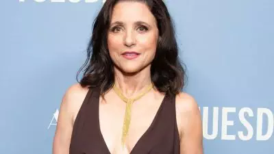 julia louis dreyfus 060924 adb1db8e081e46fbab93d0395eafd199 - Julia-Louis Dreyfus Mendukung Political Correctness dalam Komedi: Alasan Mengapa Hal Ini Penting!