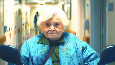 june squibb s thelma rides a mobility scooter down the hallway in thelma 2024 - Peran yang Mustahil Untuk Film Aksi Dibintangi oleh Bintang Berusia 94 Tahun