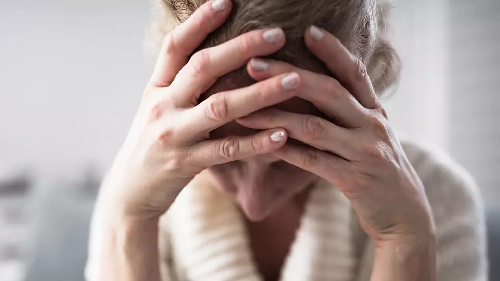 woman puts hands on her head in distress 1 6605088 1697564827877 - Tips Ampuh Mengatasi Kelelahan Kerja di Tempat Kerja