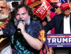 Jack Black Membatalkan Tur Tenacious D, Merasa Tertipu oleh Candaan Trump