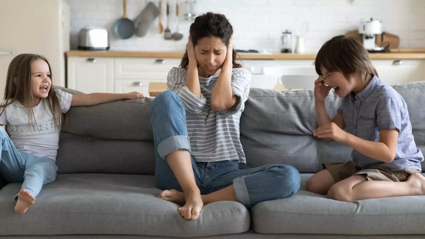 woman fed up with gentle parenting moms ill behaved kids - Kisah Mengharukan: Seorang Wanita Berbagi Pengalaman Parenting dengan Teman yang Mendukung Penuh